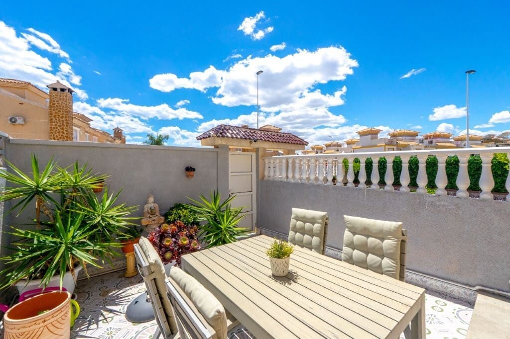 2 bedroom Townhouse for sale in Torrevieja with pool - € 199,000 (Ref: 9845305)