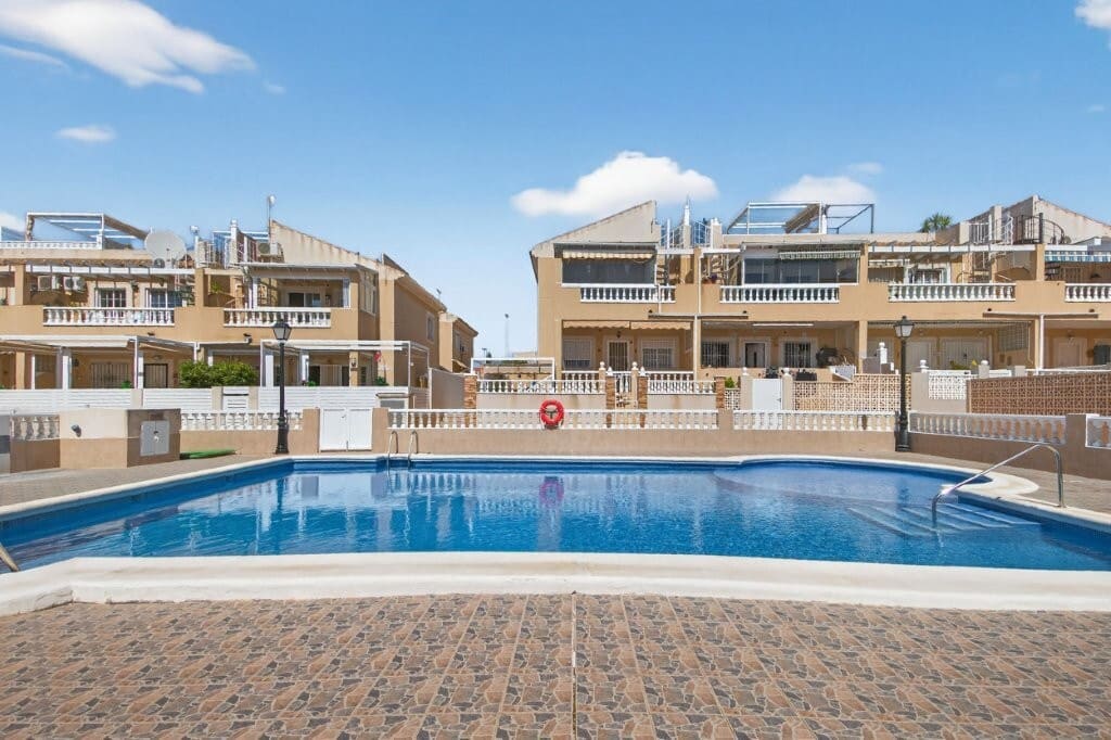 2 bedroom Townhouse for sale in Torrevieja with pool - € 199,000 (Ref: 9845305)