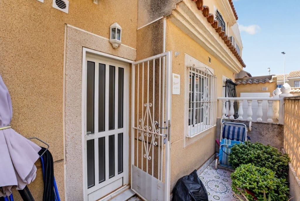 2 bedroom Townhouse for sale in Torrevieja with pool - € 199,000 (Ref: 9845305)