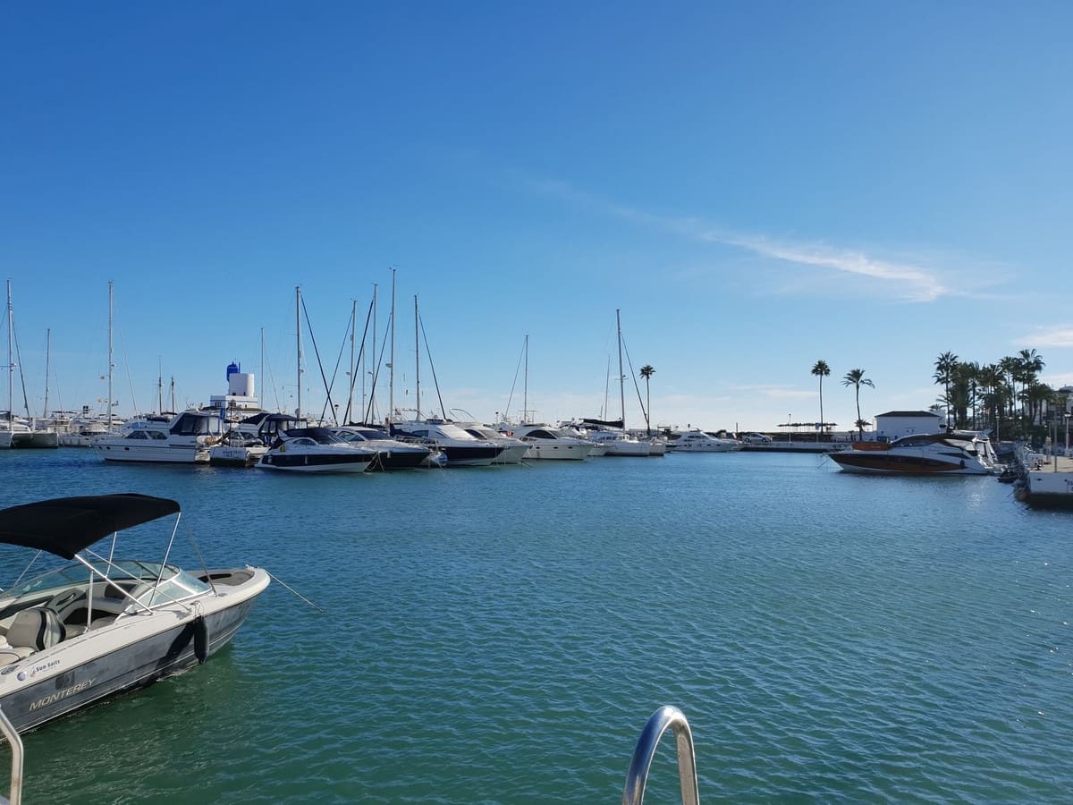 2 bedroom Villa for sale in La Duquesa / Puerto de la Duquesa with pool - € 345,000 (Ref: 9849228)