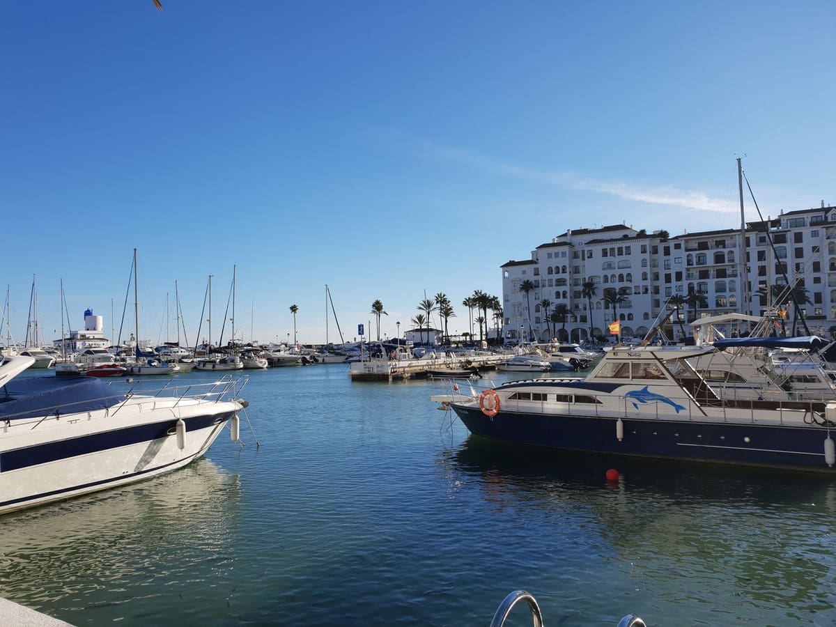 2 bedroom Villa for sale in La Duquesa / Puerto de la Duquesa with pool - € 345,000 (Ref: 9849228)