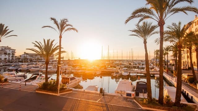 2 slaapkamer Appartement te koop in La Duquesa / Puerto de la Duquesa, Manilva met zwembad - € 345.000 (Ref: 9849228)