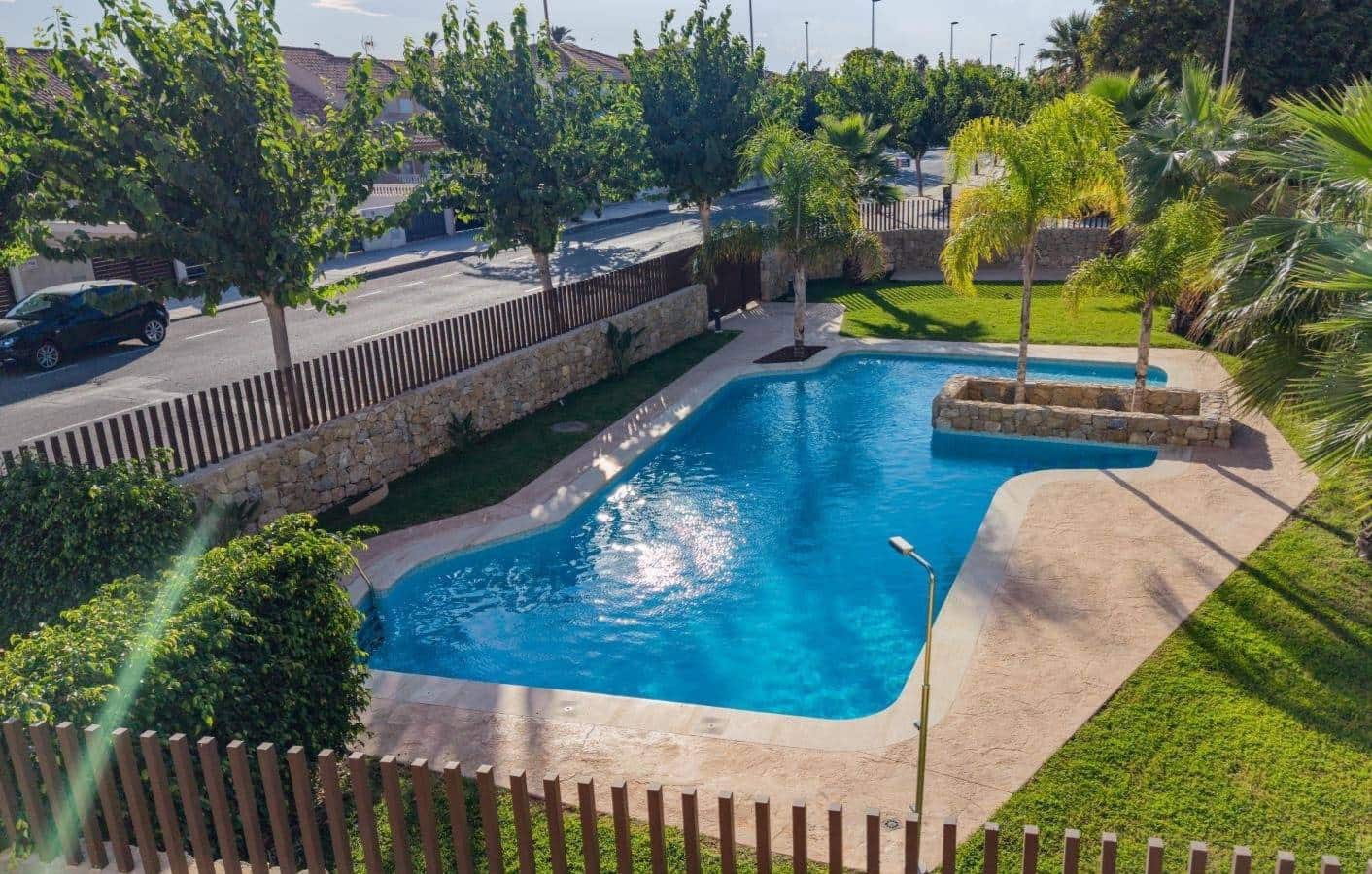 Bungalow de 2 habitaciones en Pilar de la Horadada en venta con piscina garaje - 412.000 € (Ref: 9851080)