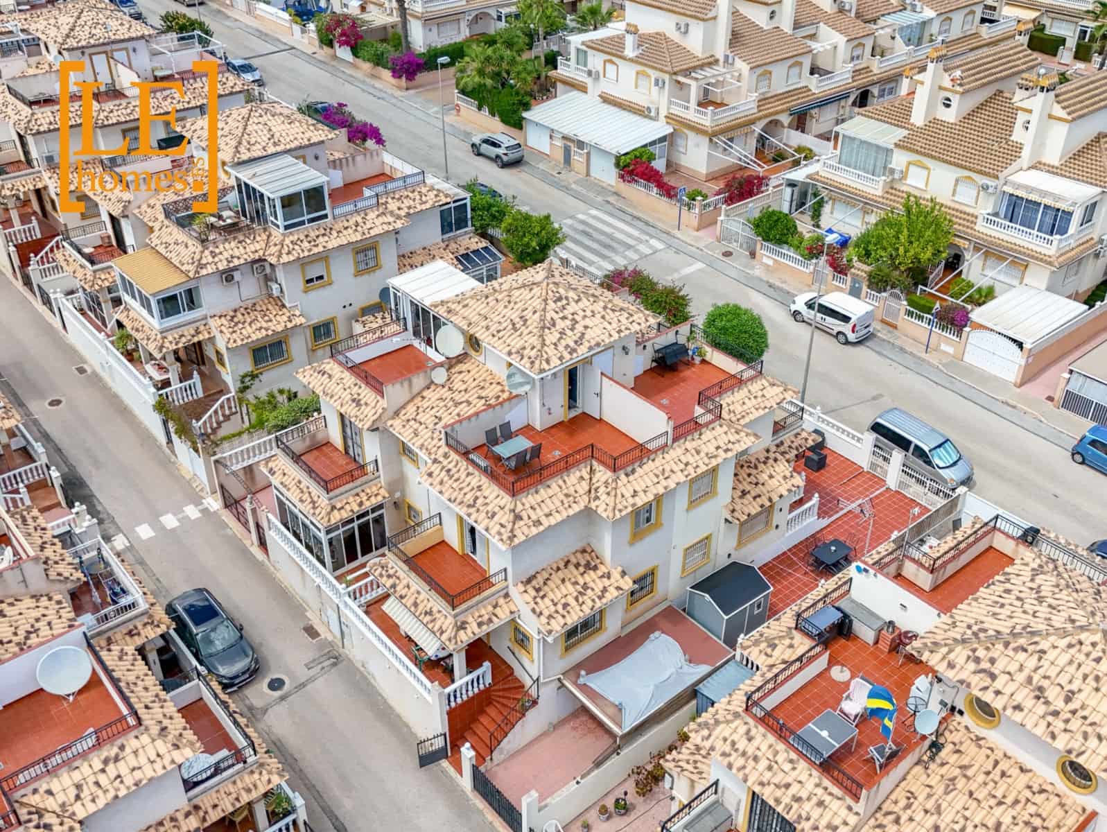 2 soveværelse Semi-Rækkehus til salg i Orihuela Costa med swimmingpool - € 209.000 (Ref: 9855226)