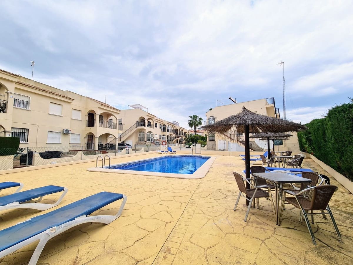 3 makuuhuone Huoneisto myytävänä paikassa Playa Flamenca mukana uima-altaan 
autotalli - 204 000 € (Ref: 9866823)