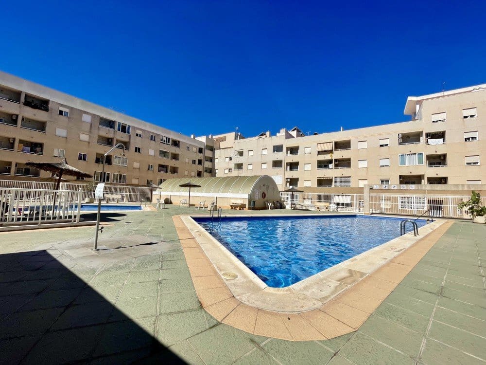 2 soverom Penthouse til salgs i Torrevieja med svømmebasseng - € 149 900 (Ref: 9866830)