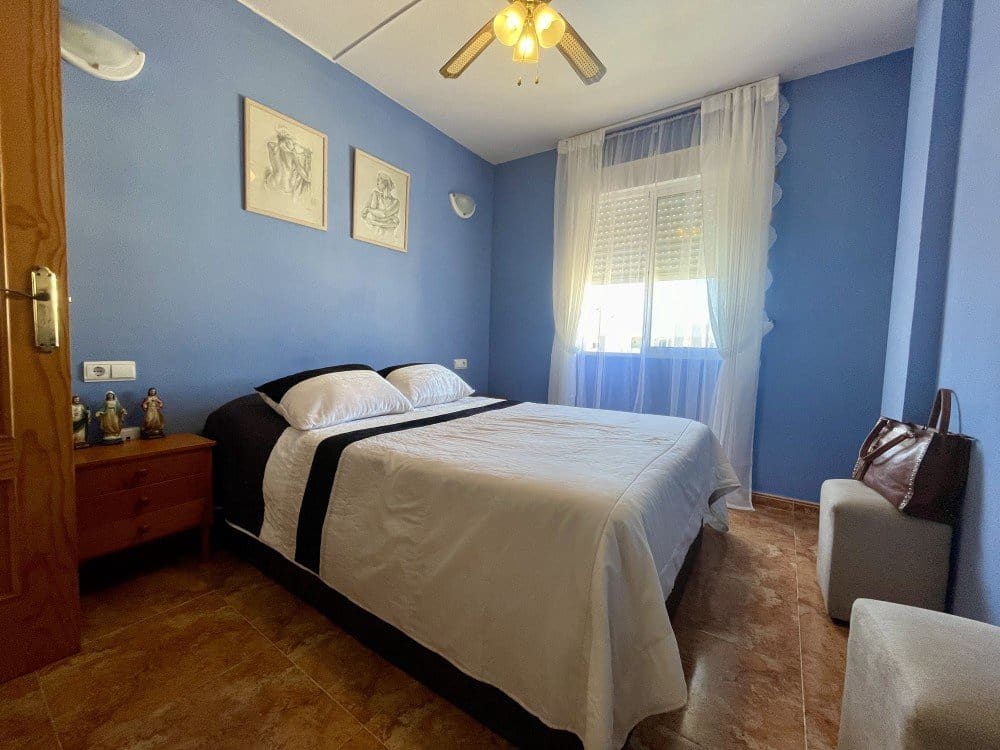 2 soverom Penthouse til salgs i Torrevieja med svømmebasseng - € 149 900 (Ref: 9866830)