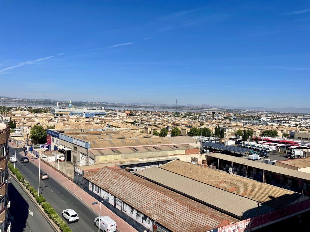 2 soverom Penthouse til salgs i Torrevieja med svømmebasseng - € 149 900 (Ref: 9866830)