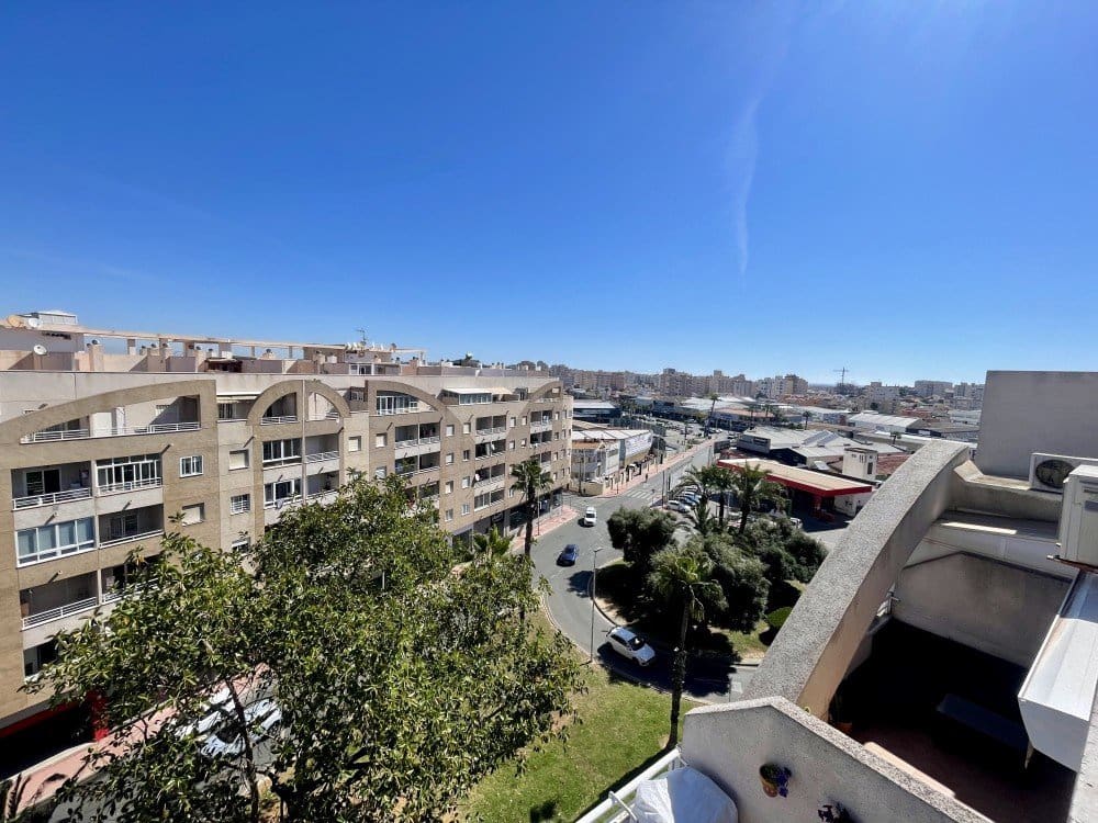 2 soverom Penthouse til salgs i Torrevieja med svømmebasseng - € 149 900 (Ref: 9866830)