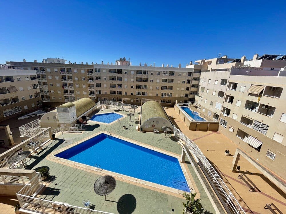 2 soverom Penthouse til salgs i Torrevieja med svømmebasseng - € 149 900 (Ref: 9866830)