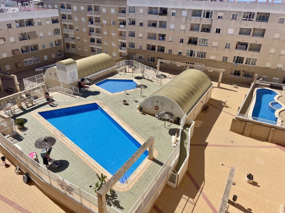 2 soverom Penthouse til salgs i Torrevieja med svømmebasseng - € 149 900 (Ref: 9866830)
