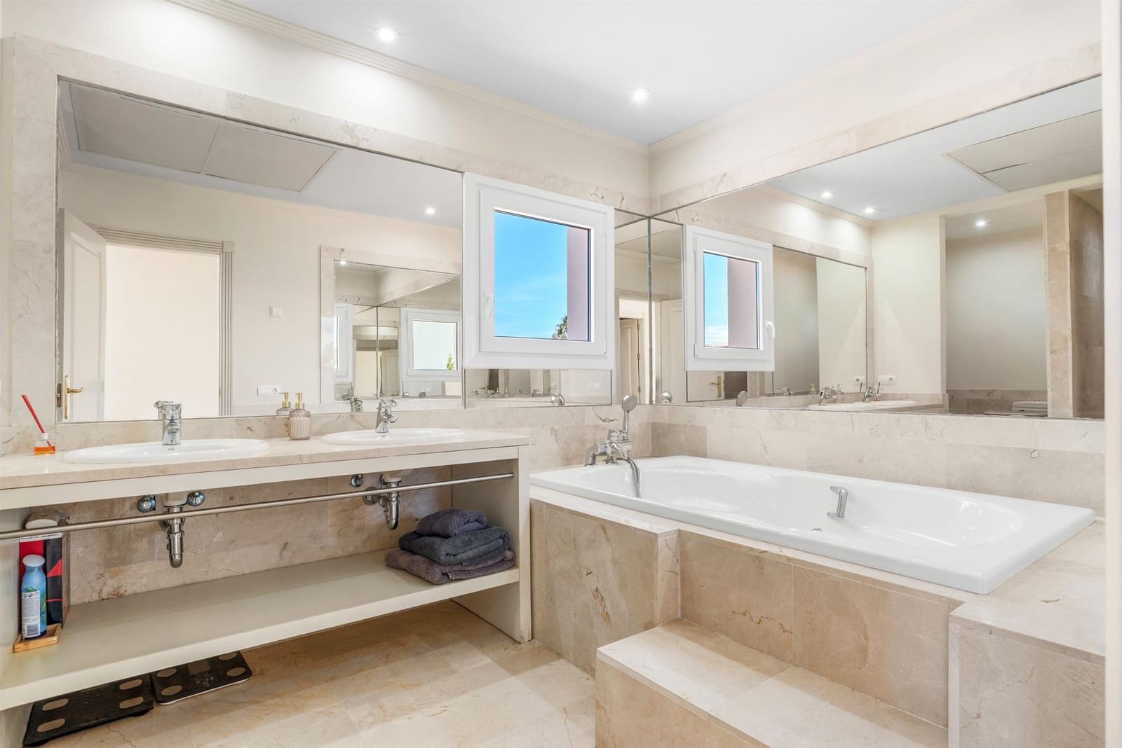 4 bedroom Villa for sale in Manilva with pool - € 1,499,000 (Ref: 9868455)