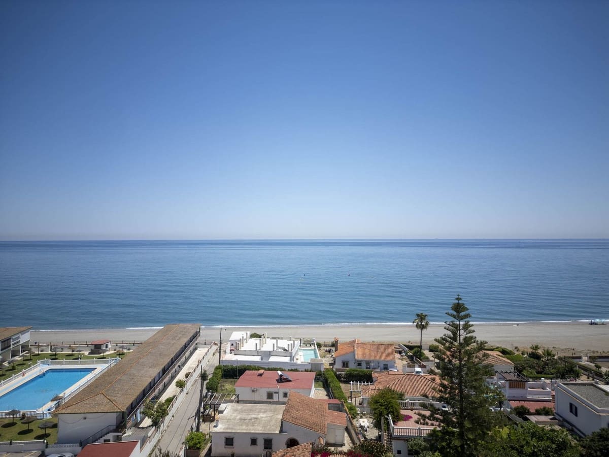 3 bedroom Bungalow for sale in La Duquesa / Puerto de la Duquesa with pool garage - € 549,000 (Ref: 9873154)