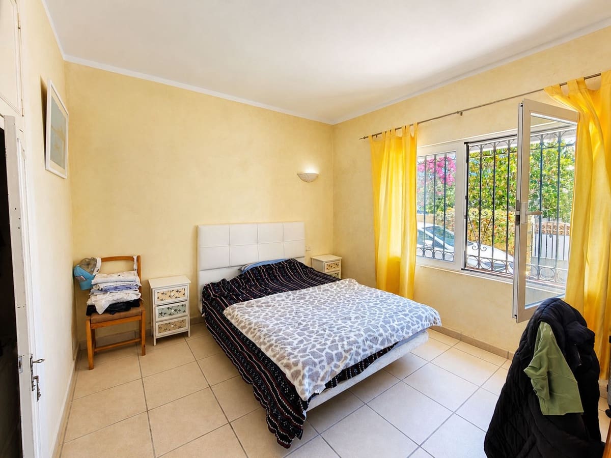 3 bedroom Bungalow for sale in La Duquesa / Puerto de la Duquesa with pool garage - € 549,000 (Ref: 9873154)