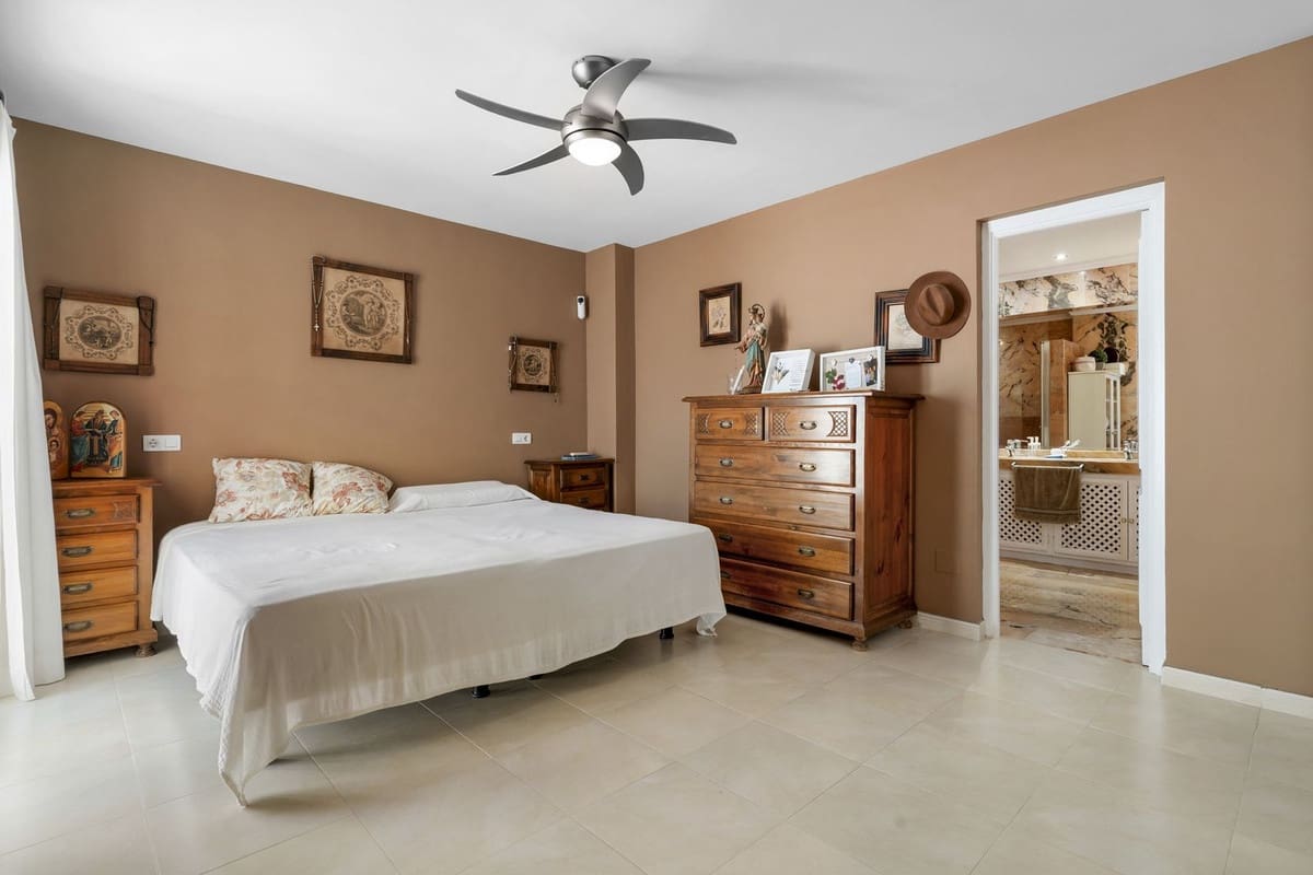 3 soverom Leilighet til salgs i Nueva Andalucia med svømmebasseng - € 630 000 (Ref: 9875943)