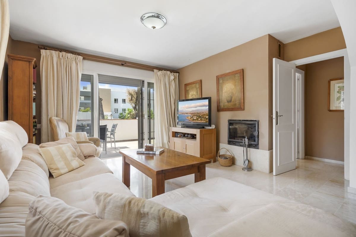 3 soverom Leilighet til salgs i Nueva Andalucia med svømmebasseng - € 630 000 (Ref: 9875943)