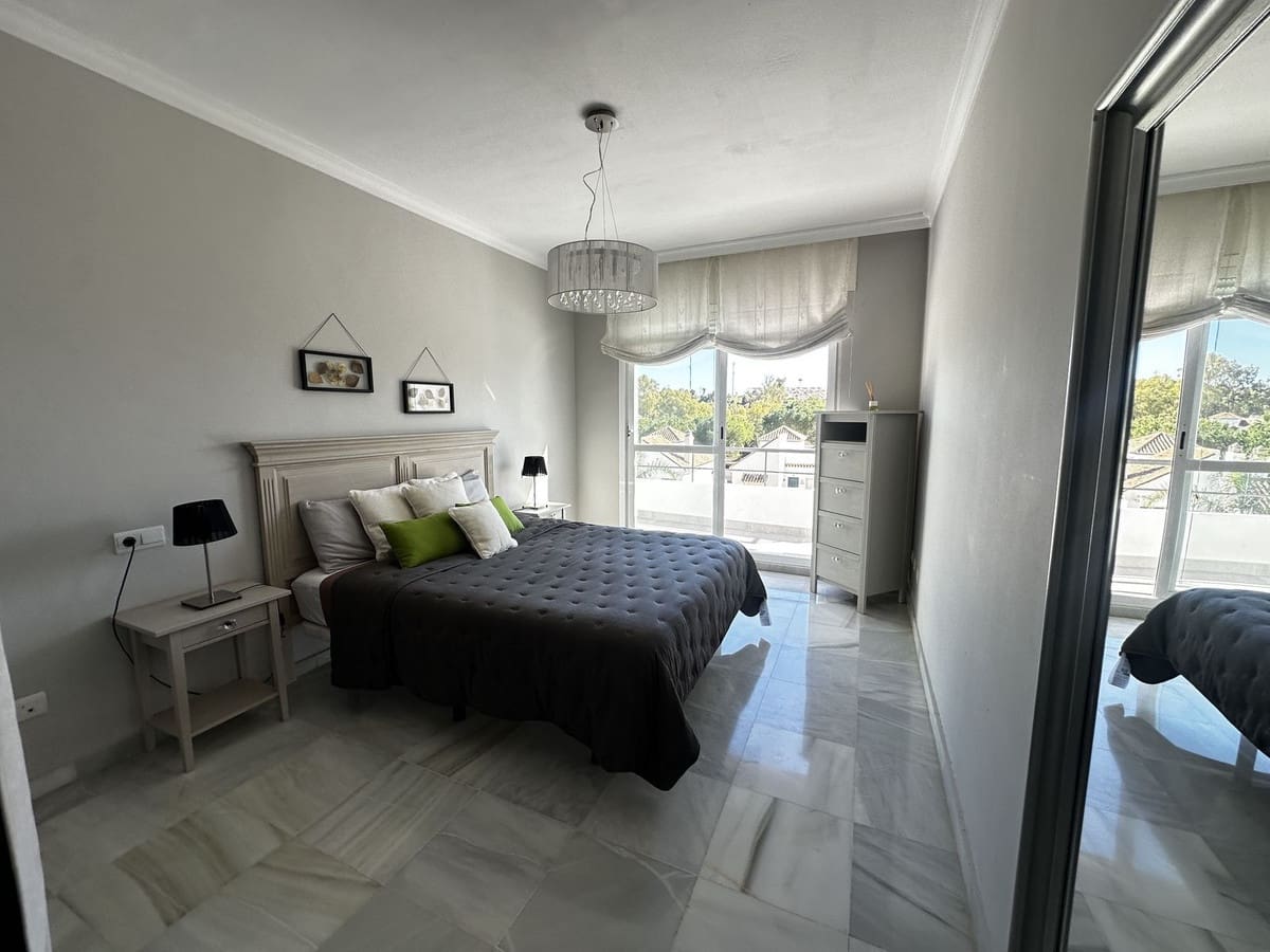 2 sovrum Lägenhet till salu i Nueva Andalucia med pool - 460 000 € (Ref: 9875944)