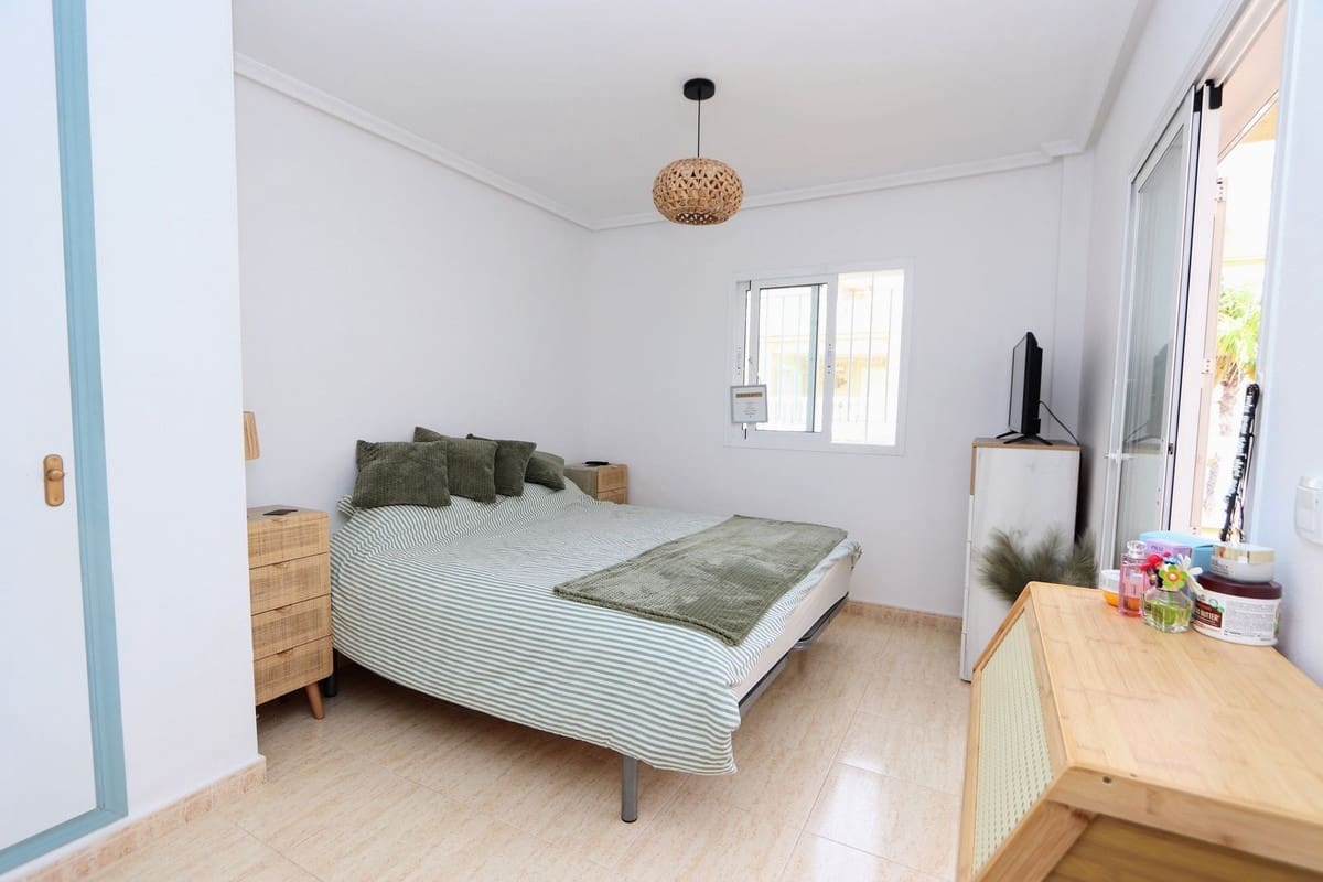 3 slaapkamer Halfvrijstaande villa te koop in Playa Flamenca met zwembad garage - € 310.000 (Ref: 9878250)