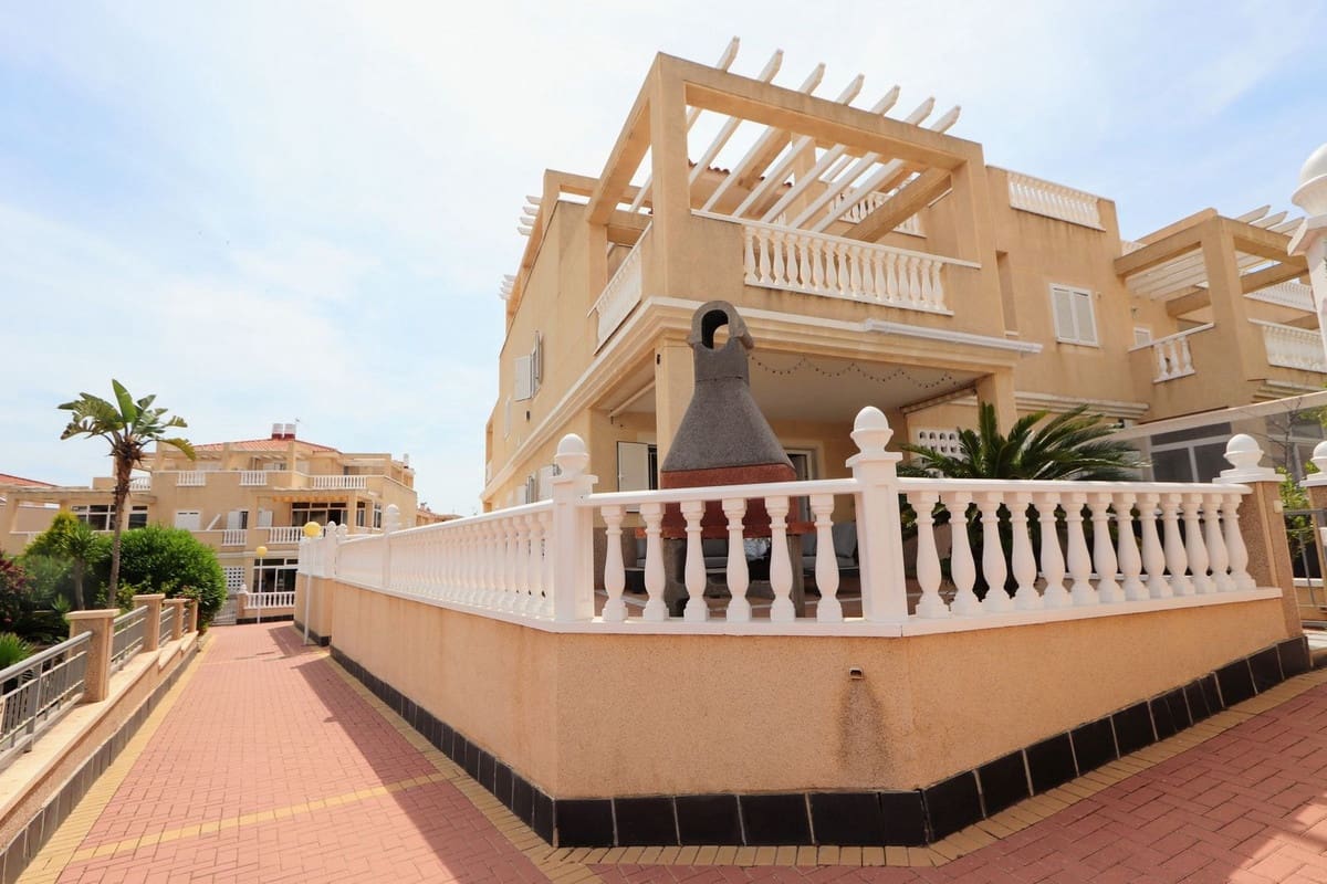 3 slaapkamer Halfvrijstaande villa te koop in Playa Flamenca met zwembad garage - € 310.000 (Ref: 9878250)