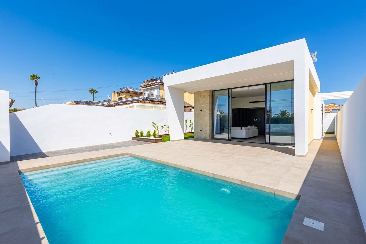 3 bedroom Bungalow for sale in Torrevieja with pool - € 725,000 (Ref: 9880761)