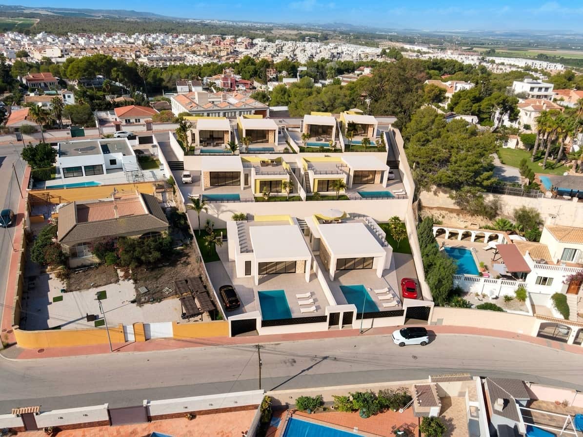3 bedroom Bungalow for sale in Torrevieja with pool - € 725,000 (Ref: 9880761)