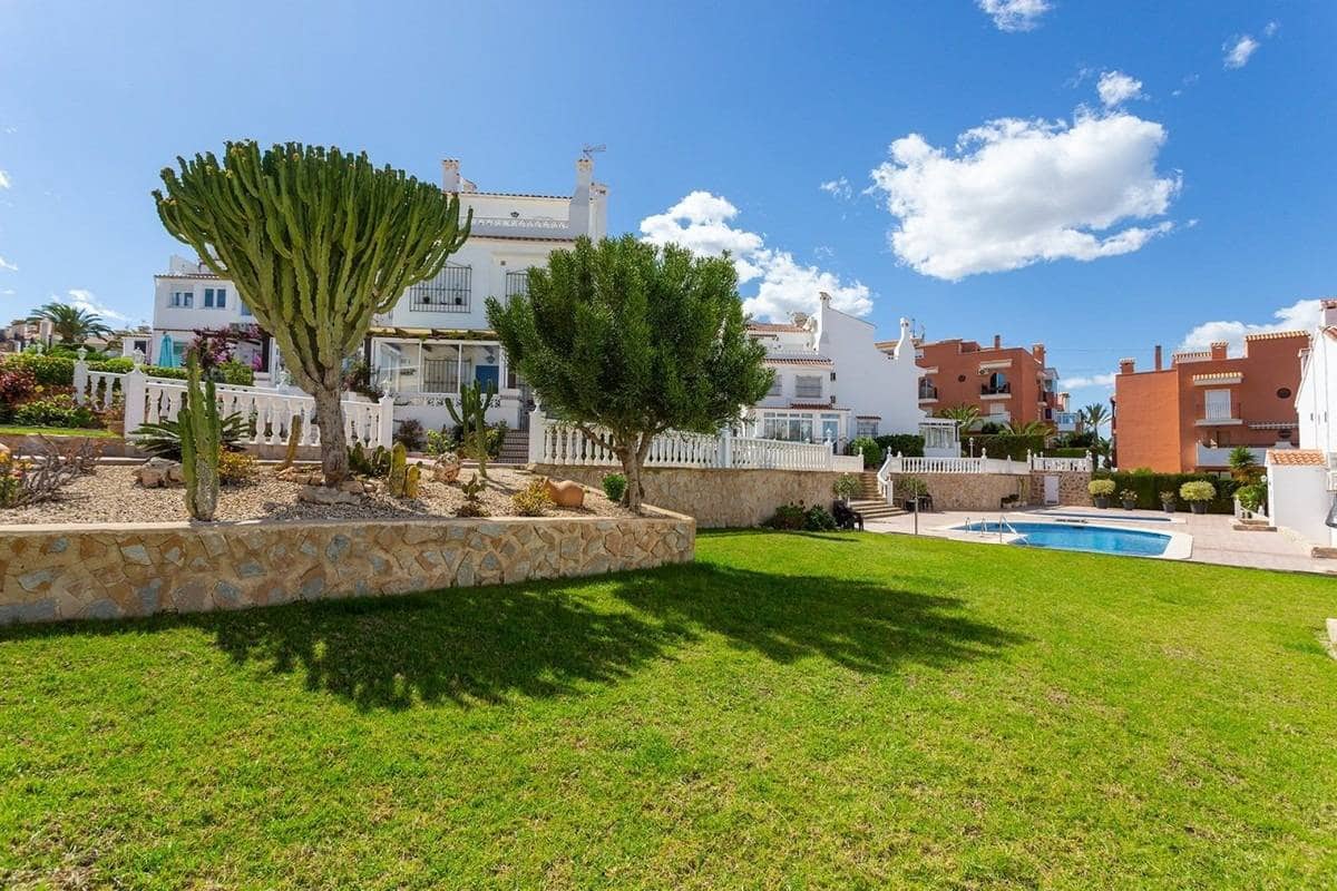 Chalet de 3 habitaciones en Torrevieja en venta con piscina - 269.000 € (Ref: 9880771)