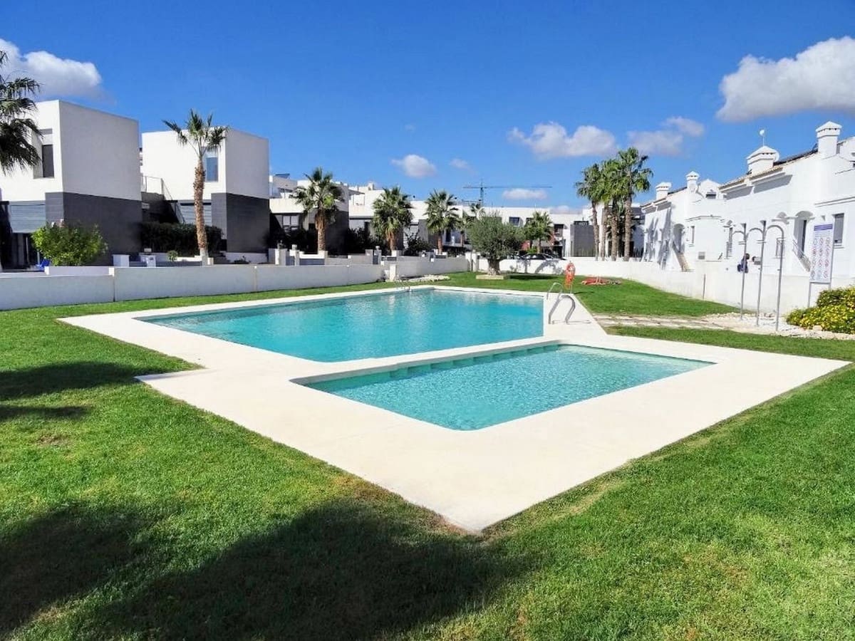 2 soverom Leilighet til salgs i Villamartin med svømmebasseng garasje - € 234 000 (Ref: 9884442)