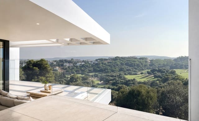 Chalet de 4 habitaciones en Sotogrande Alto, San Roque en venta con piscina - 3.895.000 € (Ref: 9890034)