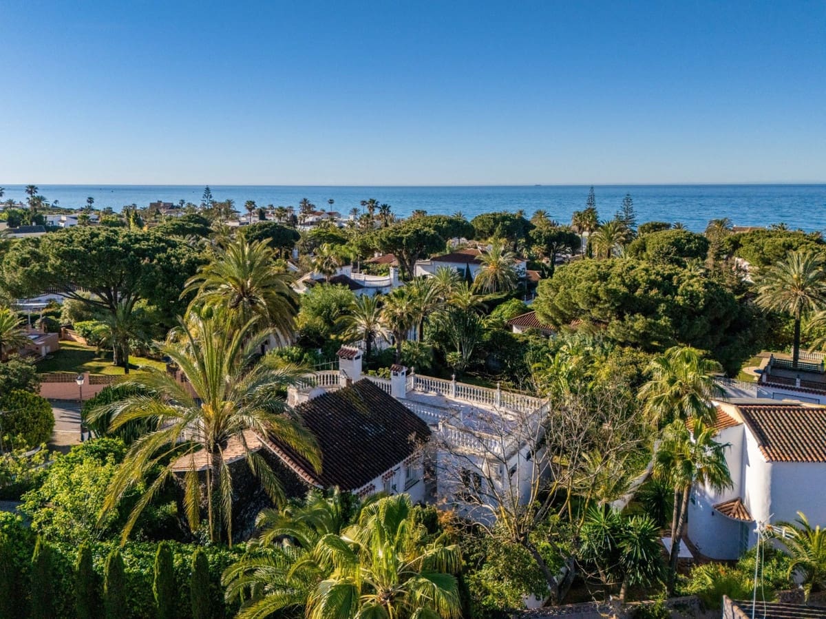 4 soveværelse Villa til salg i Marbesa med swimmingpool - € 3.495.000 (Ref: 9892897)