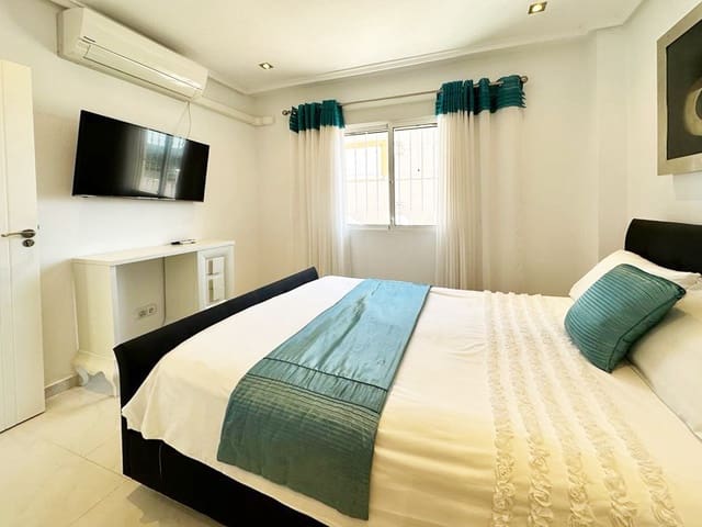 4 soveværelse Villa til salg i San Miguel de Salinas med swimmingpool - € 335.000 (Ref: 9892902)
