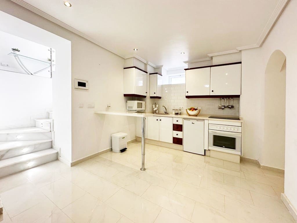 4 soveværelse Villa til salg i San Miguel de Salinas med swimmingpool - € 335.000 (Ref: 9892902)