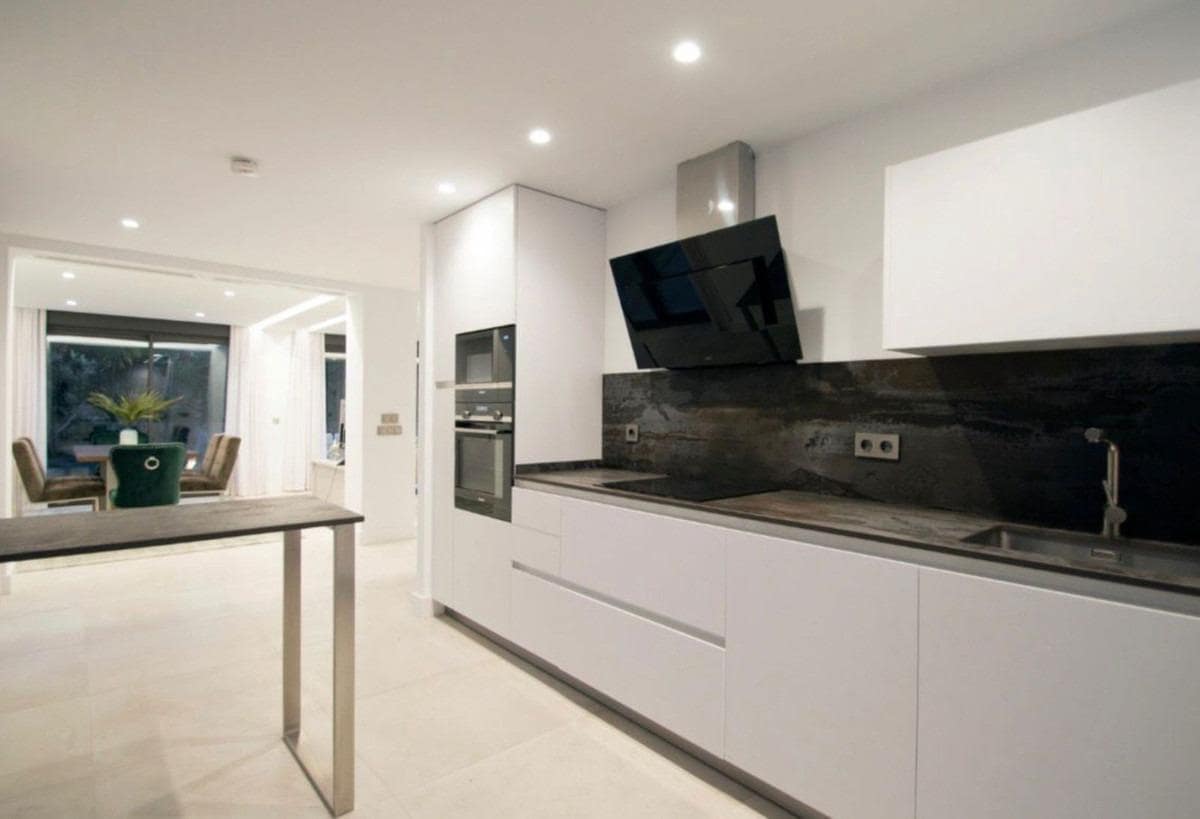 5 quarto Moradia para venda em Marbella com piscina - 2 800 000 € (Ref: 9896843)