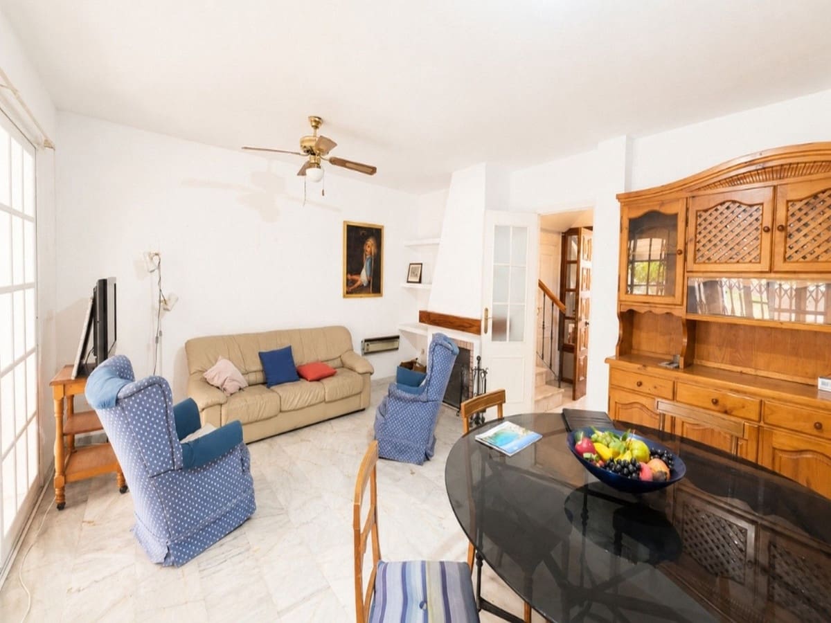 5 slaapkamer Rijtjeshuis te koop in Fuengirola met zwembad garage - € 470.000 (Ref: 9899308)