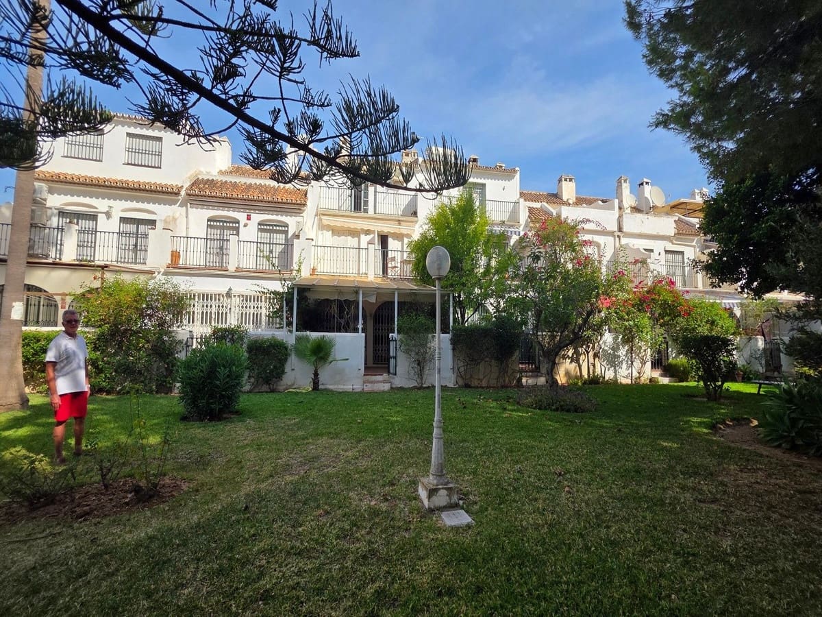 5 slaapkamer Rijtjeshuis te koop in Fuengirola met zwembad garage - € 470.000 (Ref: 9899308)