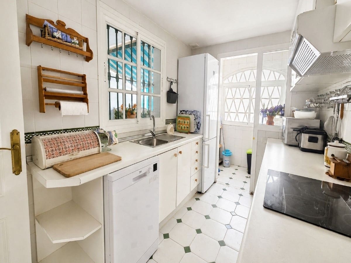 5 slaapkamer Rijtjeshuis te koop in Fuengirola met zwembad garage - € 470.000 (Ref: 9899308)