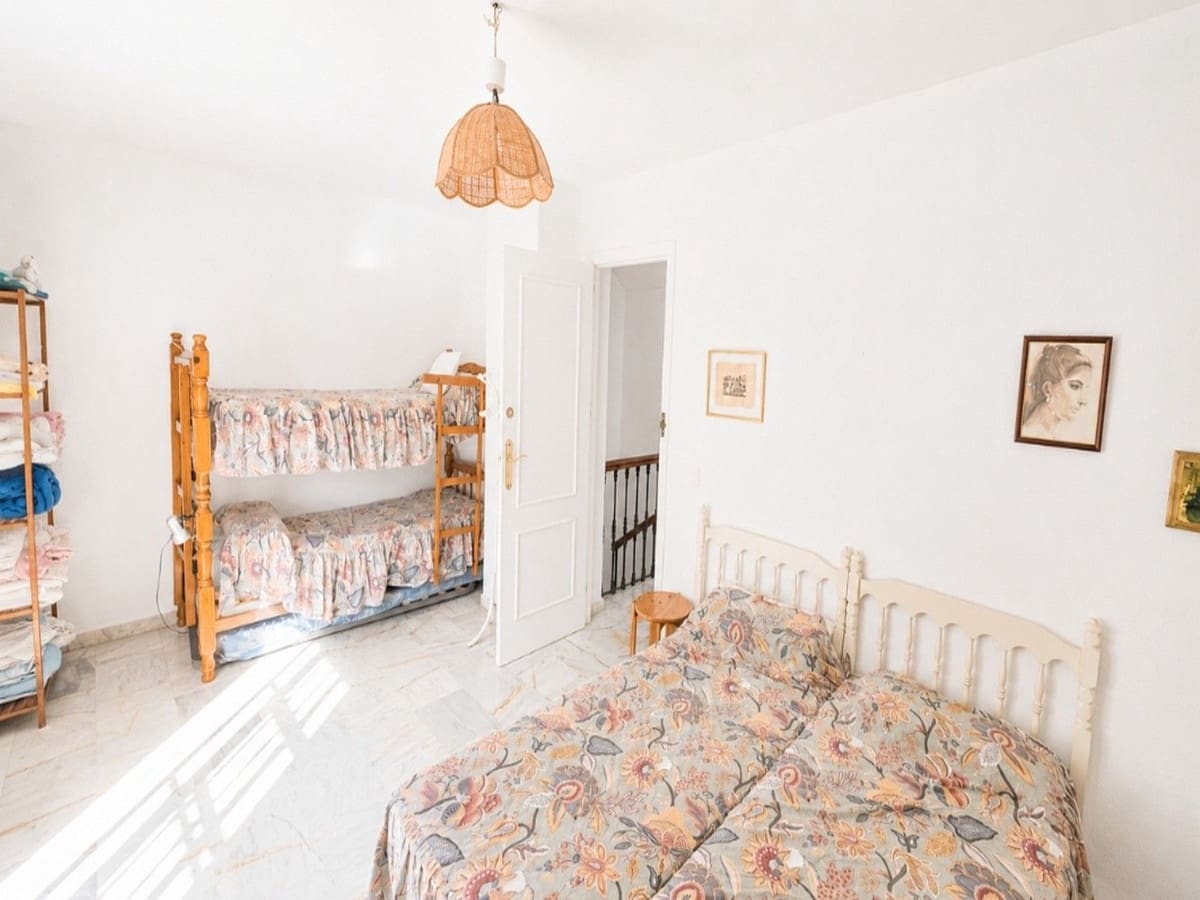 5 slaapkamer Rijtjeshuis te koop in Fuengirola met zwembad garage - € 470.000 (Ref: 9899308)