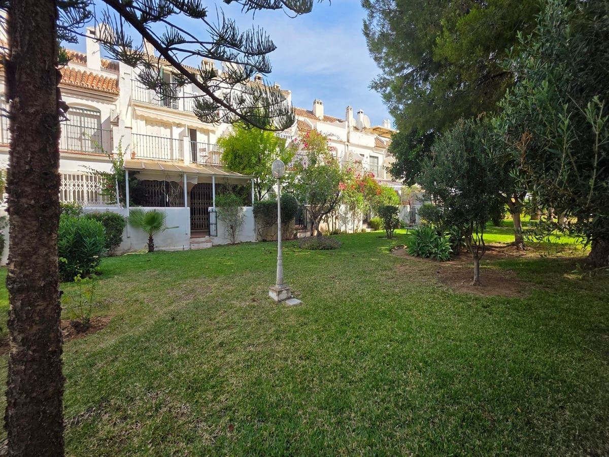 5 slaapkamer Rijtjeshuis te koop in Fuengirola met zwembad garage - € 470.000 (Ref: 9899308)