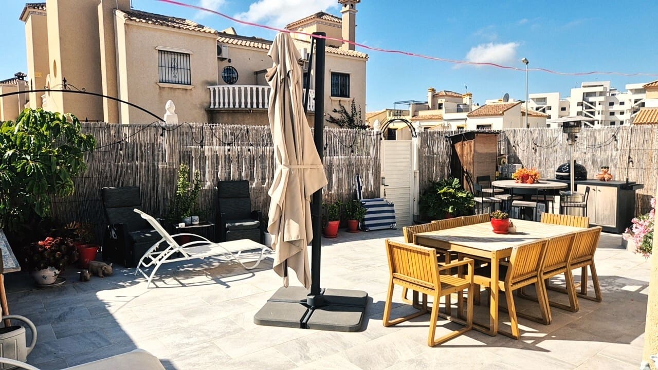 2 bedroom Semi-detached Villa for sale in Villamartin with pool garage - € 269,000 (Ref: 9910511)