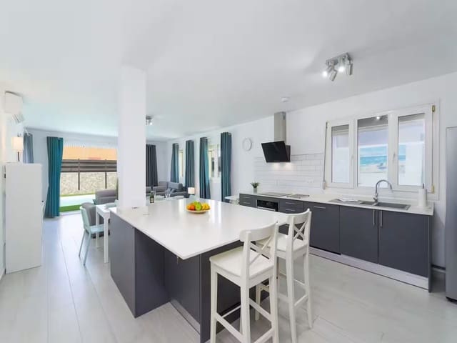 3 slaapkamer Villa te koop in Corralejo, La Oliva met zwembad garage - € 749.999 (Ref: 9912787)