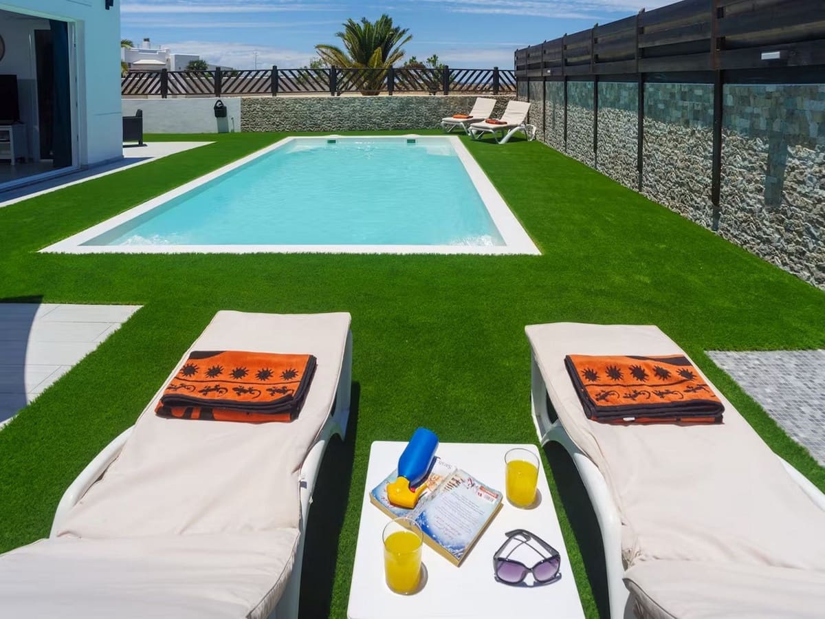 3 bedroom Villa for sale in Corralejo with pool garage - € 749,999 (Ref: 9912787)
