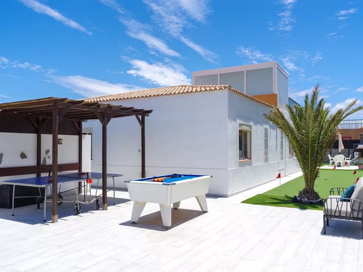 3 bedroom Villa for sale in Corralejo with pool garage - € 749,999 (Ref: 9912787)