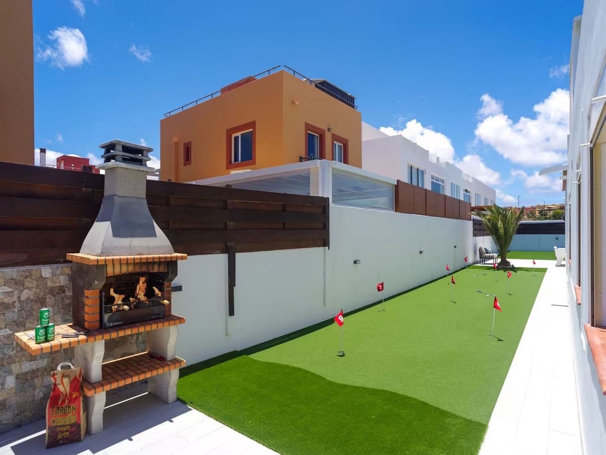 3 bedroom Villa for sale in Corralejo with pool garage - € 749,999 (Ref: 9912787)