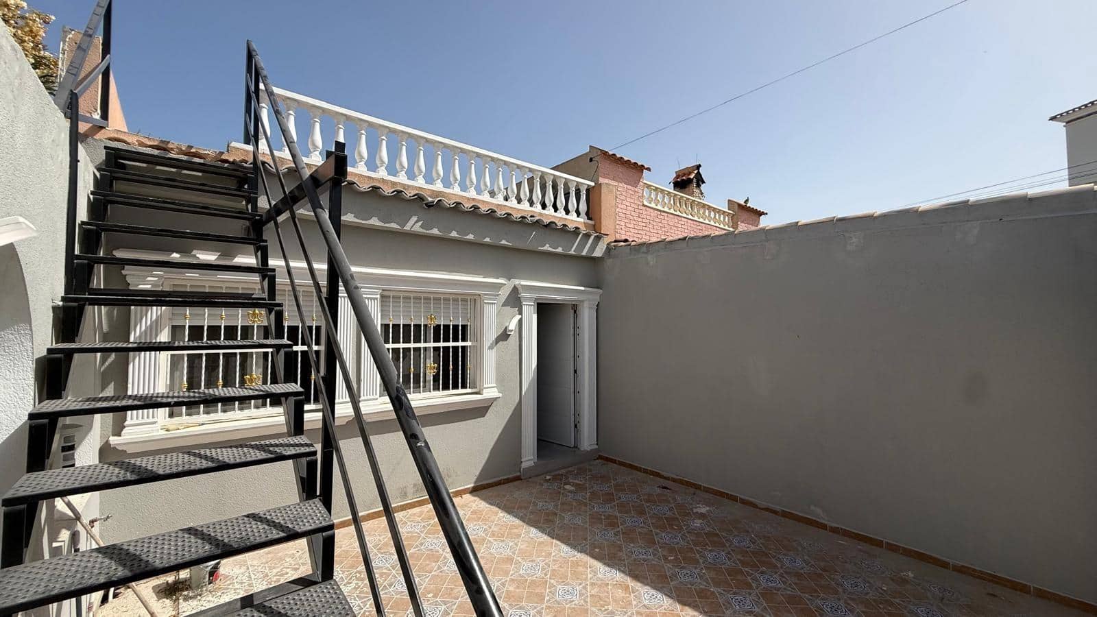 Casa de 2 habitaciones en Torrevieja en venta - 152.000 € (Ref: 9916551)