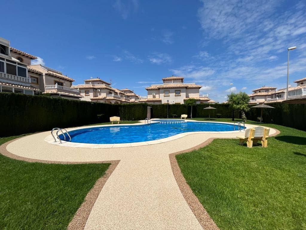 4 sovrum Semi-fristående Villa till salu i Orihuela Costa med pool - 245 000 € (Ref: 9916571)