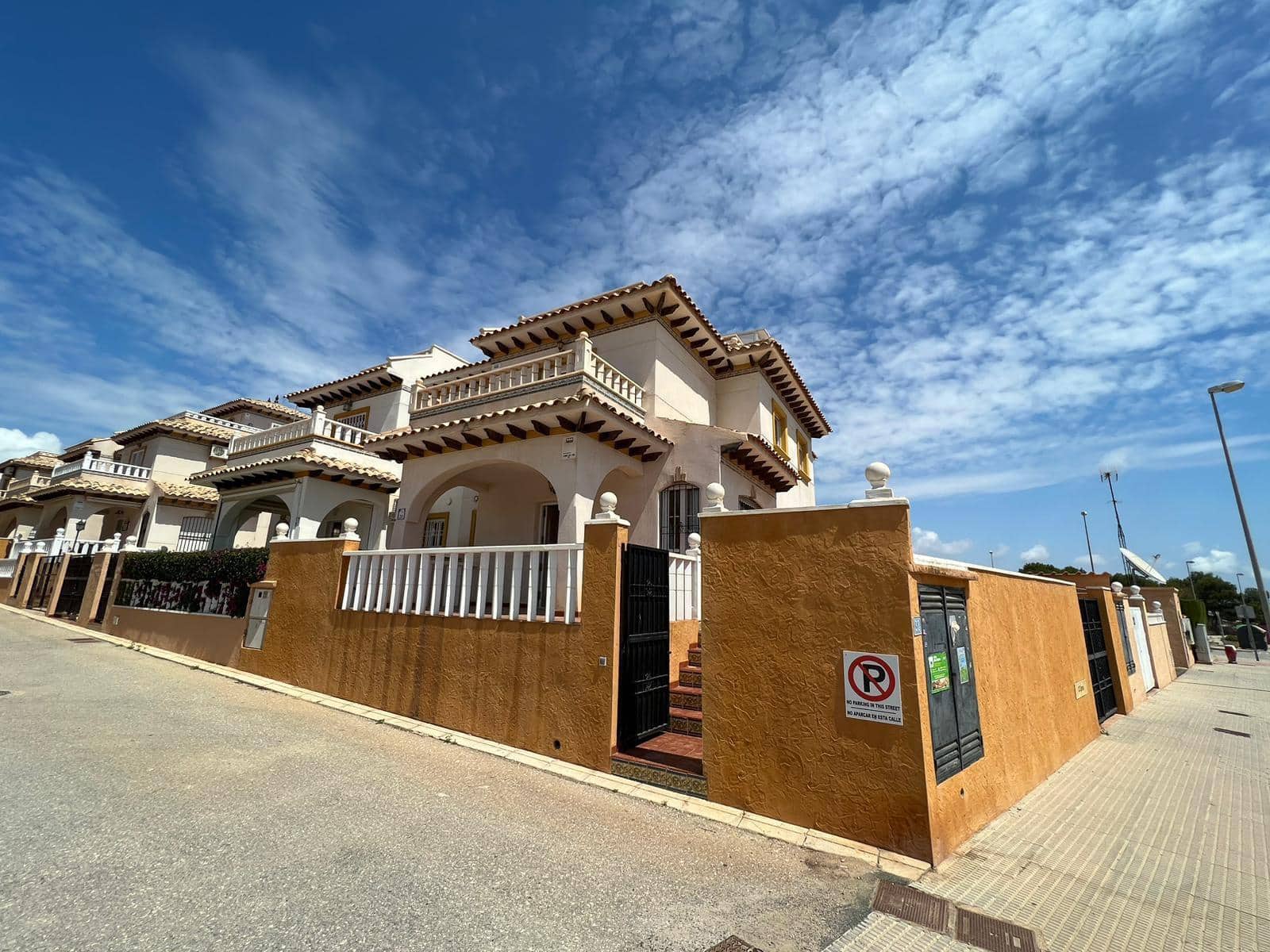 4 sovrum Semi-fristående Villa till salu i Orihuela Costa med pool - 245 000 € (Ref: 9916571)