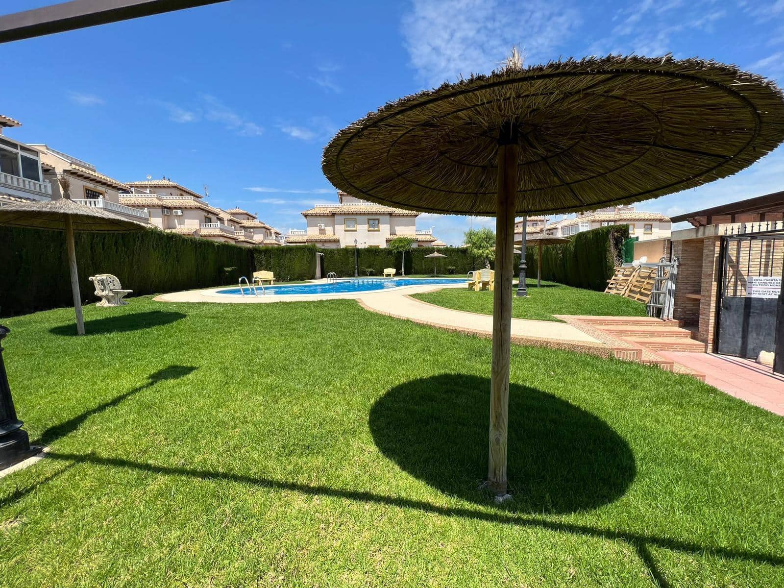 4 sovrum Semi-fristående Villa till salu i Orihuela Costa med pool - 245 000 € (Ref: 9916571)