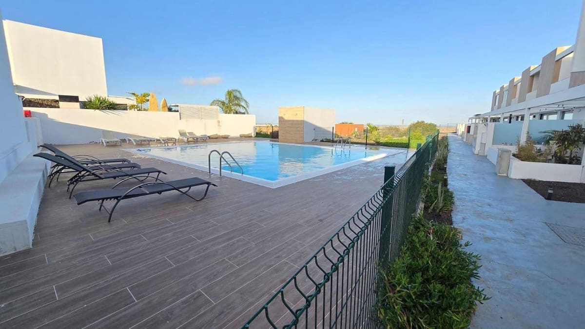 2 quarto Casa em Banda para venda em Corralejo com piscina - 280 000 € (Ref: 9920096)