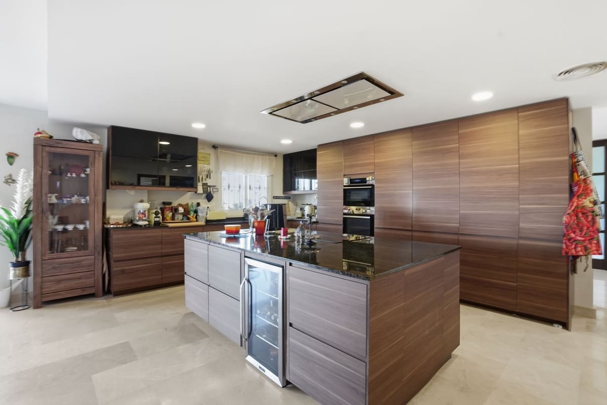 6 bedroom Villa for sale in Benalmadena - € 2,495,000 (Ref: 9923004)