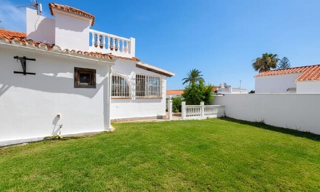 Chalet de 2 habitaciones en Zona Puerto Deportivo, Fuengirola en venta con piscina - 399.995 € (Ref: 9929052)