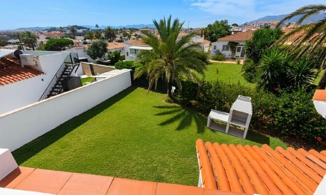 Chalet de 2 habitaciones en Zona Puerto Deportivo, Fuengirola en venta con piscina - 399.995 € (Ref: 9929052)